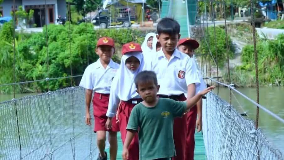 anak sekolah melintasi jembatan gantung di daerah terpencil indonesia