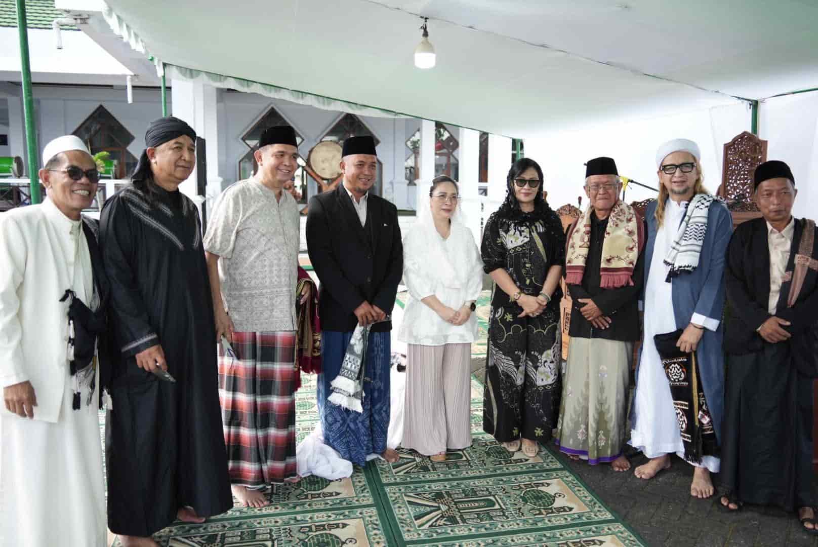 Vanda Sarundajang bersama tokoh agama di Masjid Tondano Minahasa