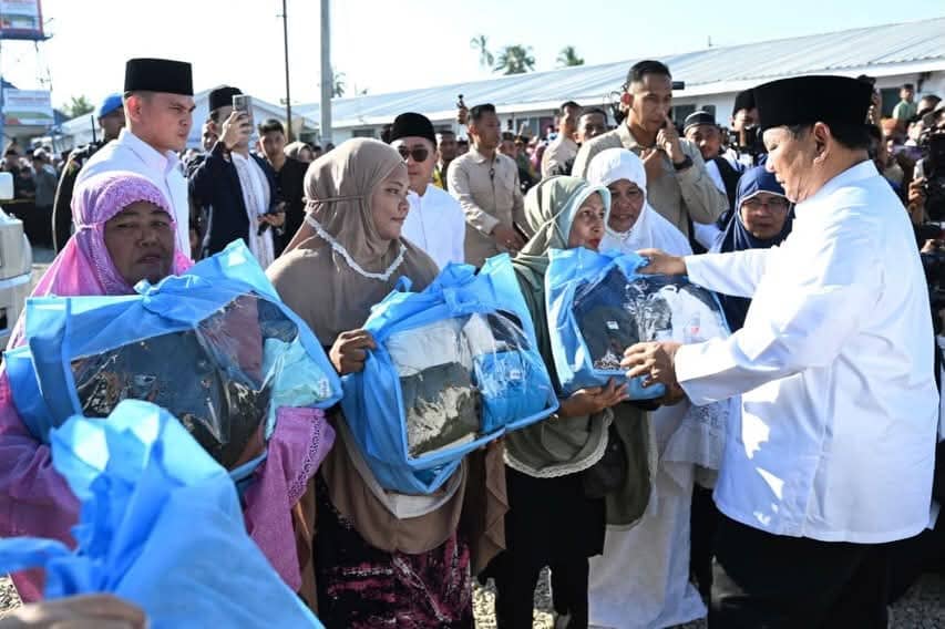 Presiden Prabowo serahkan bantuan kepada warga terdampak banjir Aceh Tamiang