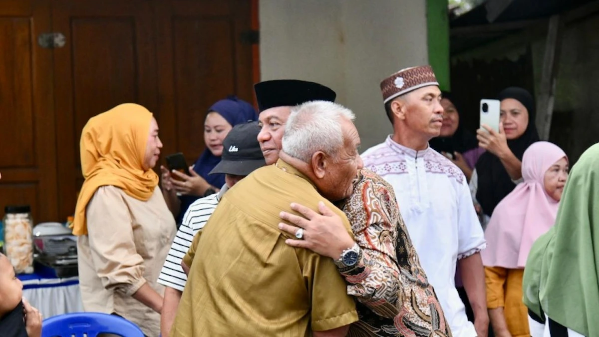 bupati oskar manoppo bersalaman dengan warga perayaan ketupat modayag boltim