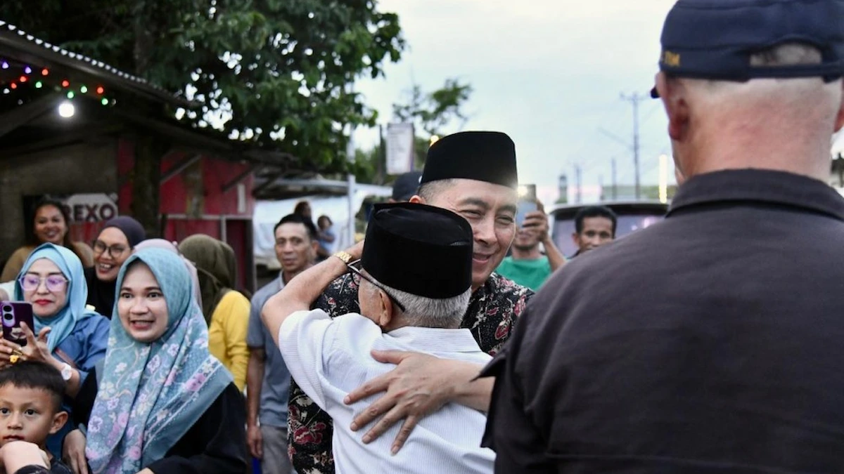 Wabup Argo Sumaiku berpelukan dengan warga suasana perayaan ketupat modayag boltim