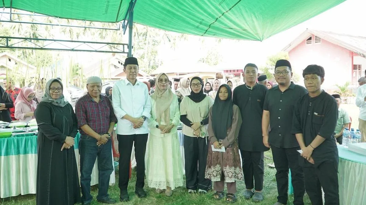 bupati iskandar kamaru bersama masyarakat bolsel lebaran ketupat