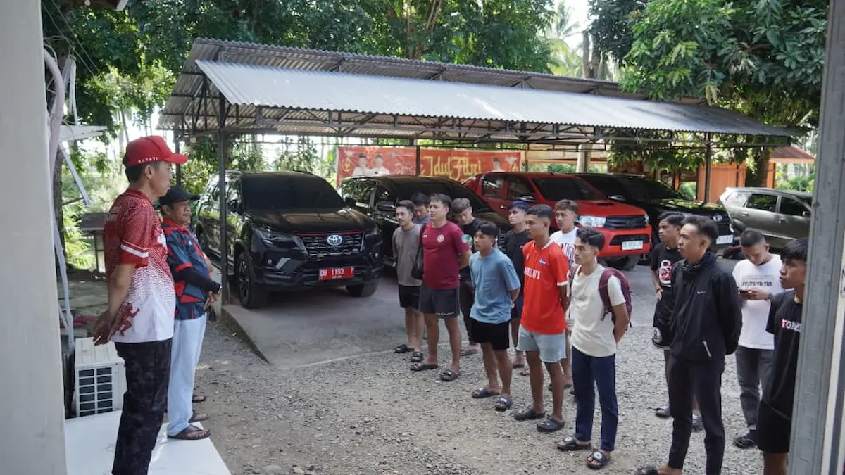 pemain bolsel fc mendengarkan arahan bupati iskandar kamaru