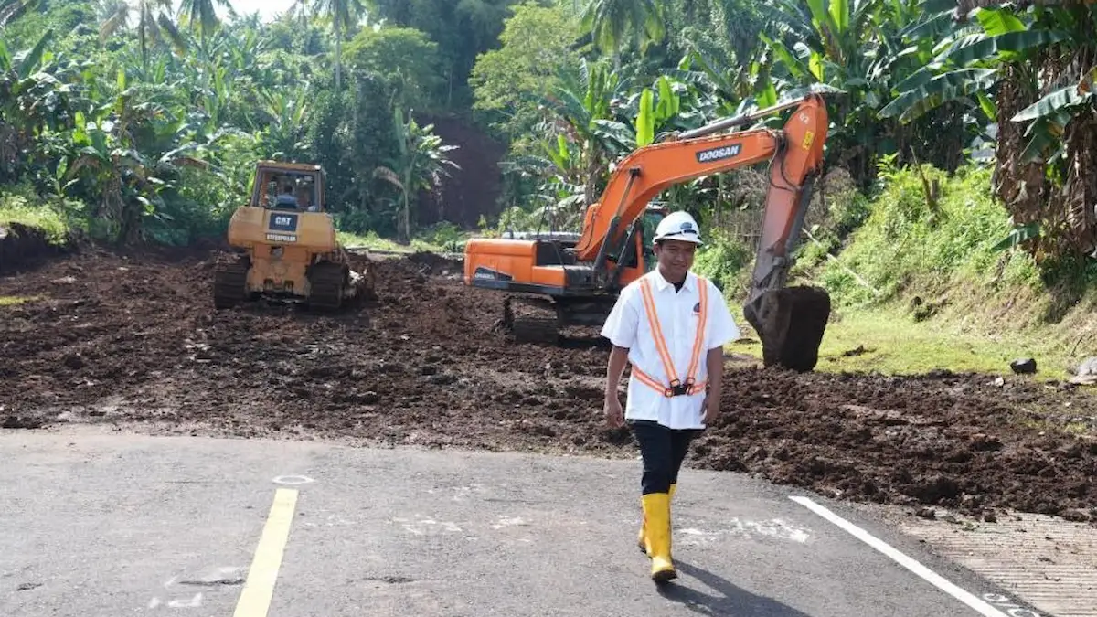alat berat excavator pembangunan morr iii sulut di kawasan hijau