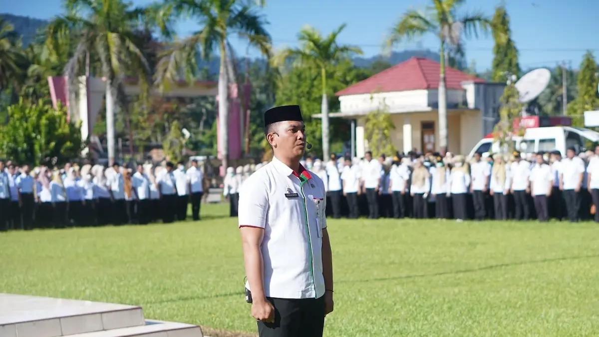 asn boltara berdiri berbaris saat apel kerja di halaman kantor bupati