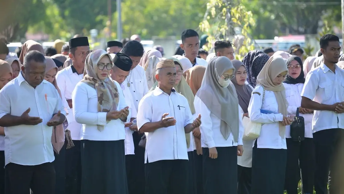 asn boltara berdoa bersama saat apel kerja di halaman kantor bupati