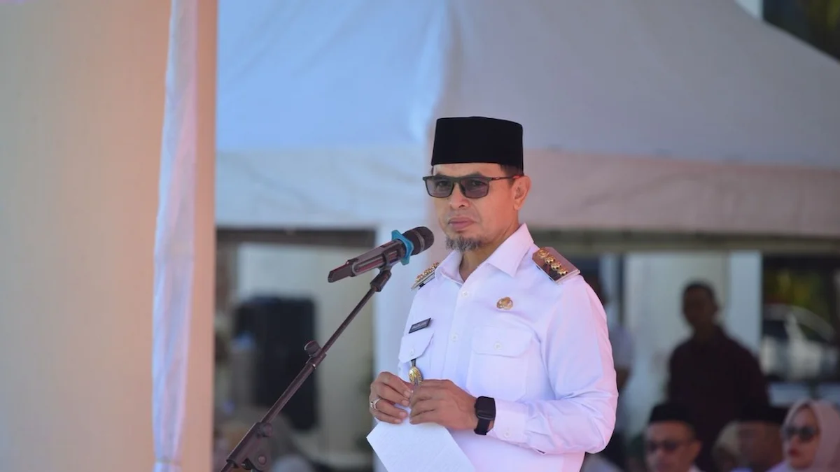 bupati boltara Sirajudin Lasena menyampaikan sambutan saat apel kerja asn di kantor bupati