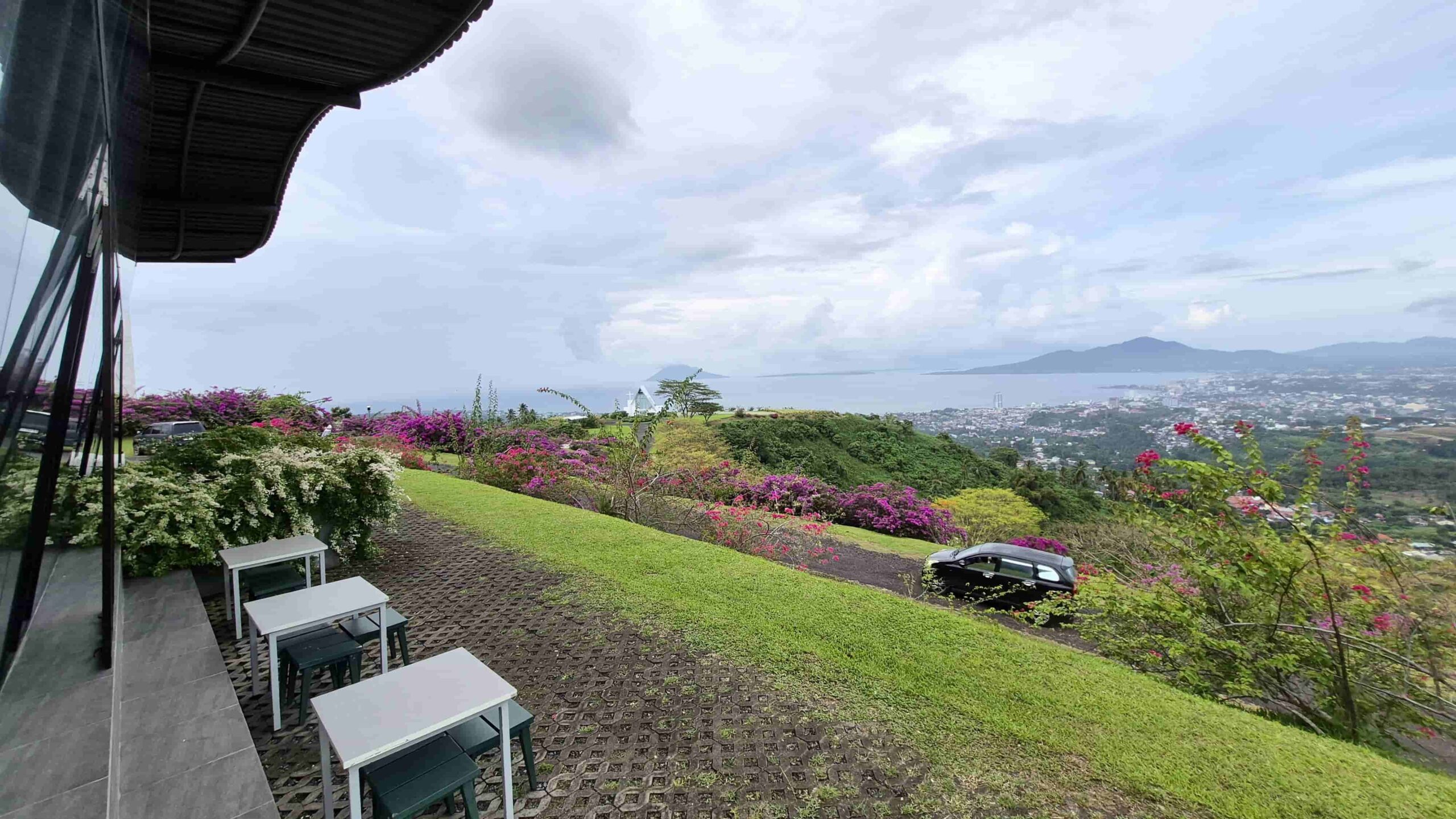 resto dan coffee shop bukit doa warembungan dengan panorama kota manado