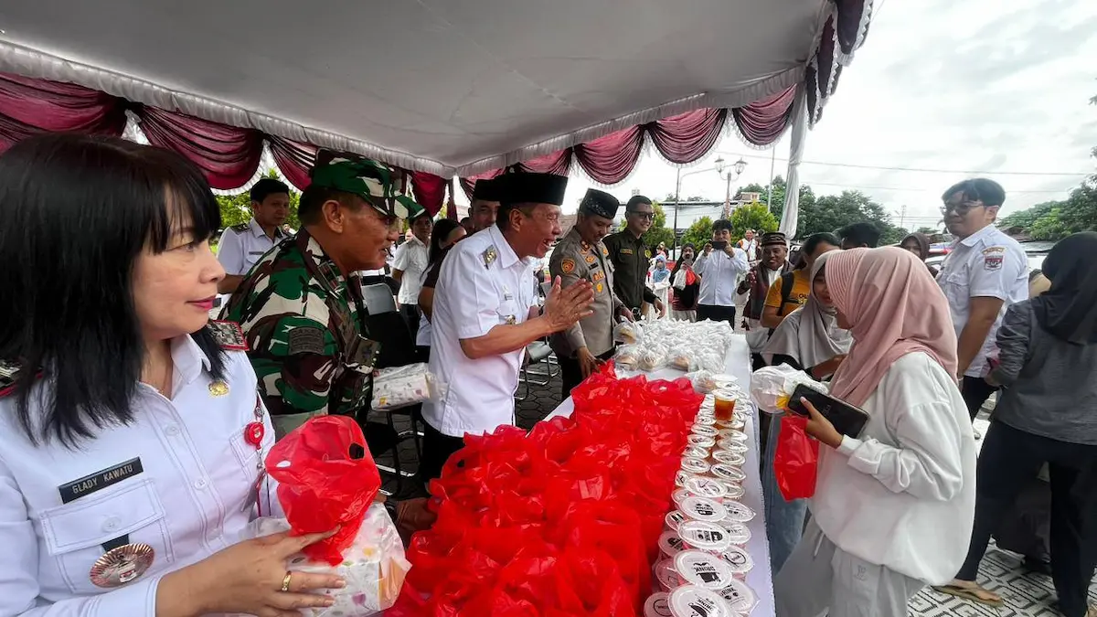 Danramil Amurang berinteraksi dengan warga saat pembagian takjil di Amurang
