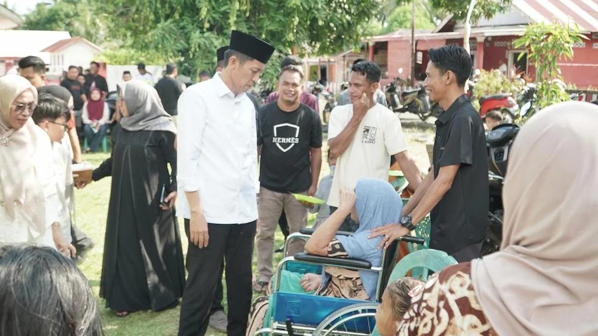 bupati iskandar kamaru menyapa warga lebaran ketupat bolsel