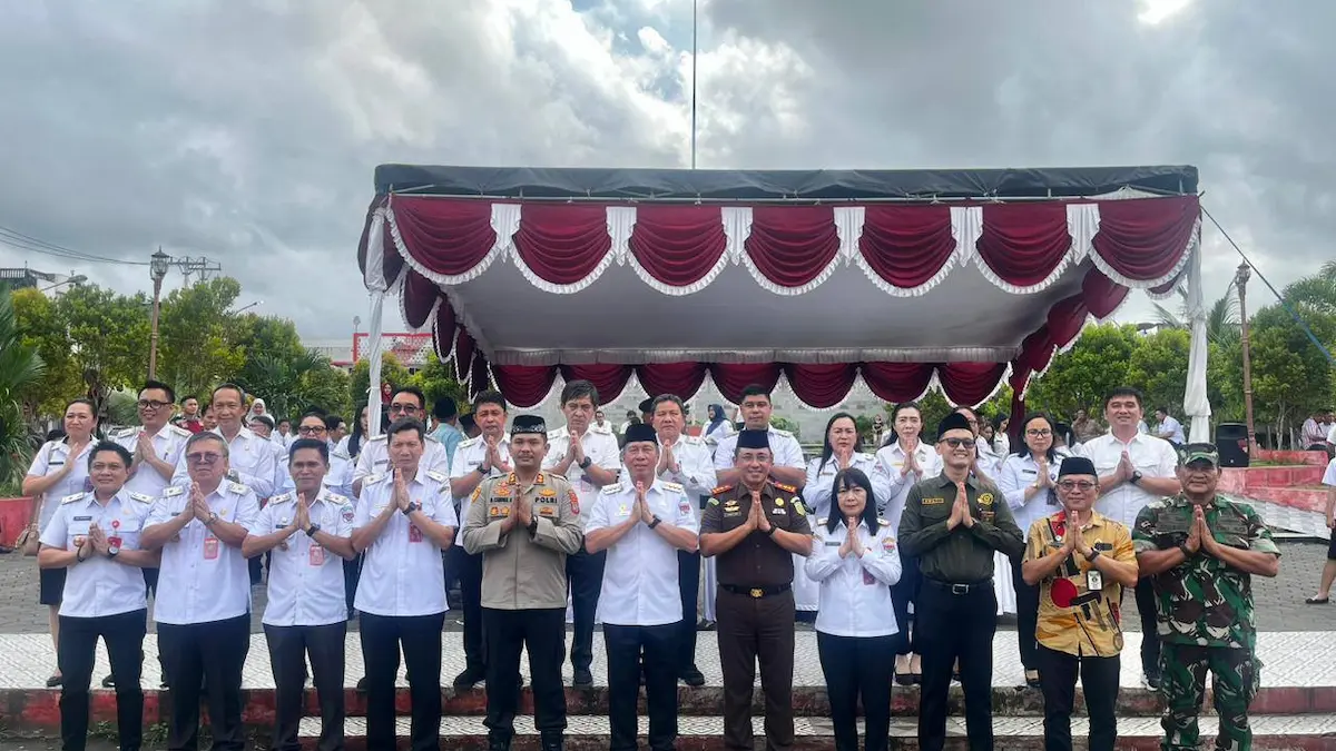 Forkopimda Minahasa Selatan foto bersama usai kegiatan pembagian takjil di Amurang