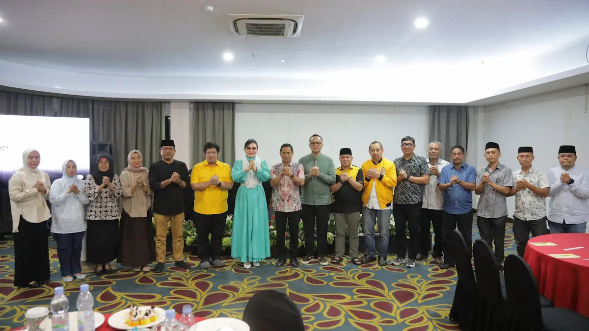 CEP dan Weny Gaib foto bersama peserta pertemuan di Kotamobagu