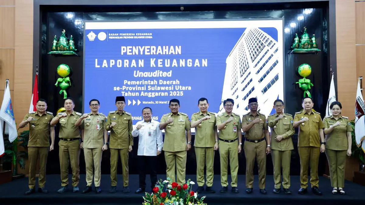 Kepala daerah Sulut foto bersama usai penyerahan LKPD 2025