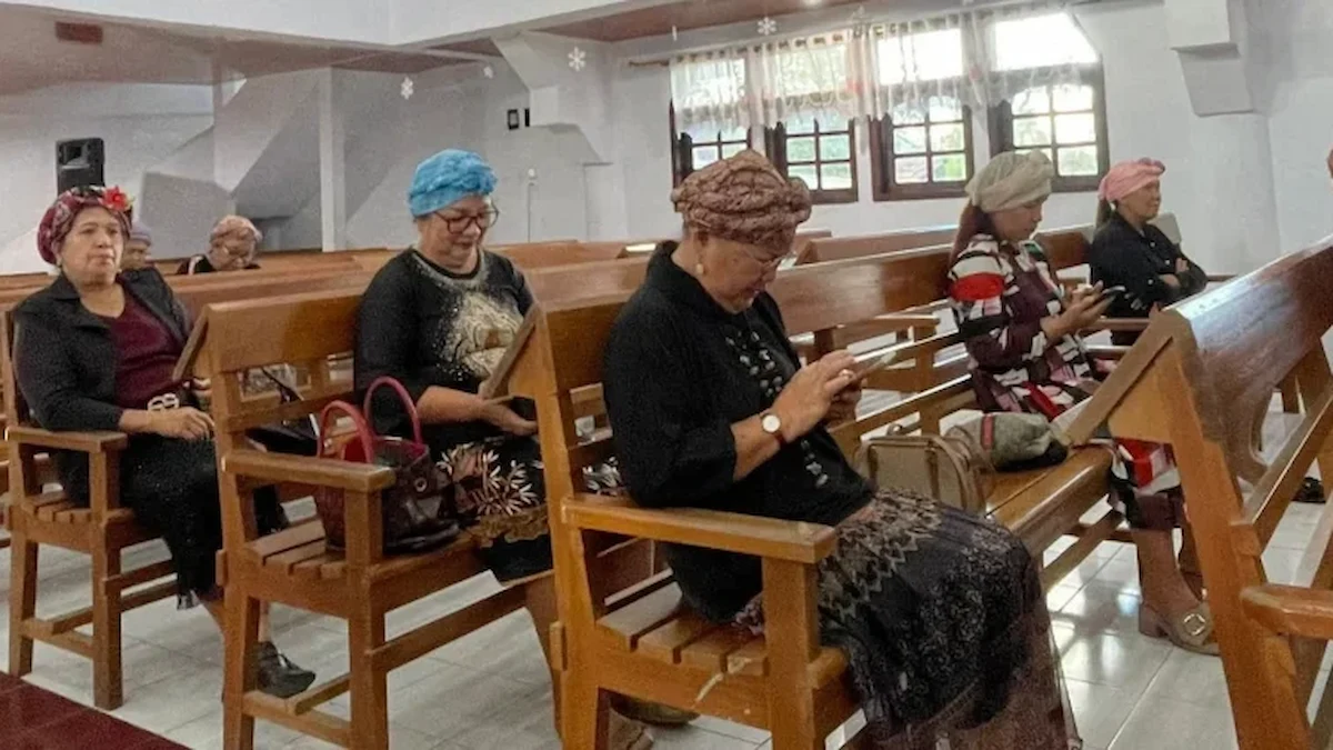 Kaum ibu WKI GMIM Klabat mengikuti ibadah HDS dengan busana Nigeria