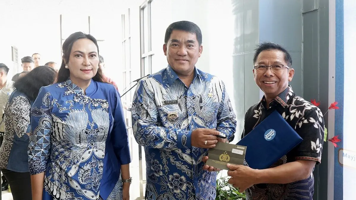 Gubernur Yulius Selvanus menyerahkan bantuan Bank Indonesia kepada GMIBM