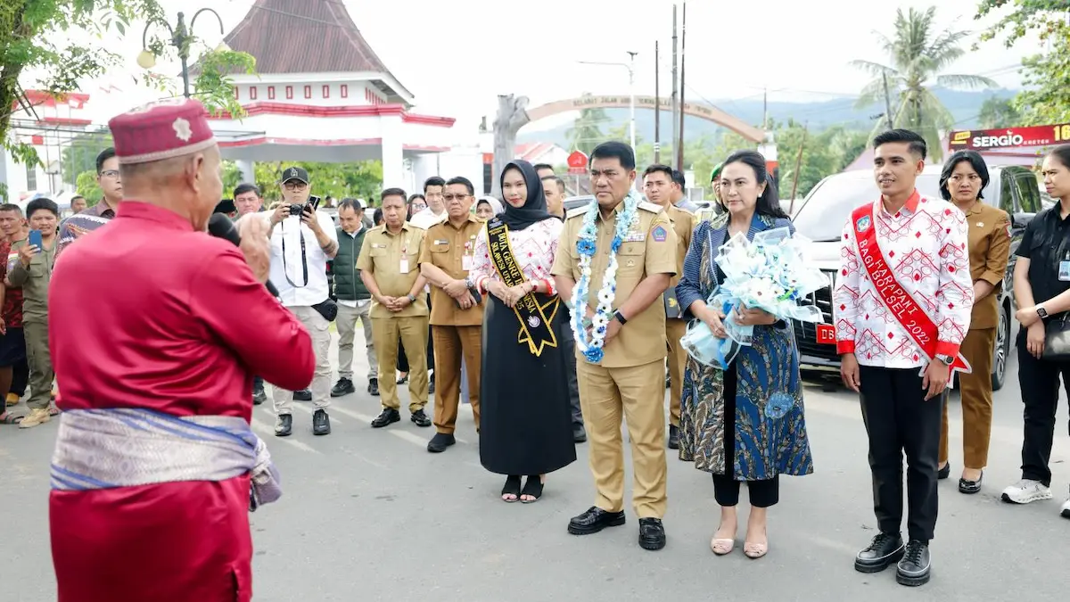 Gubernur Yulius Selvanus disambut tokoh adat saat tiba di Bolsel