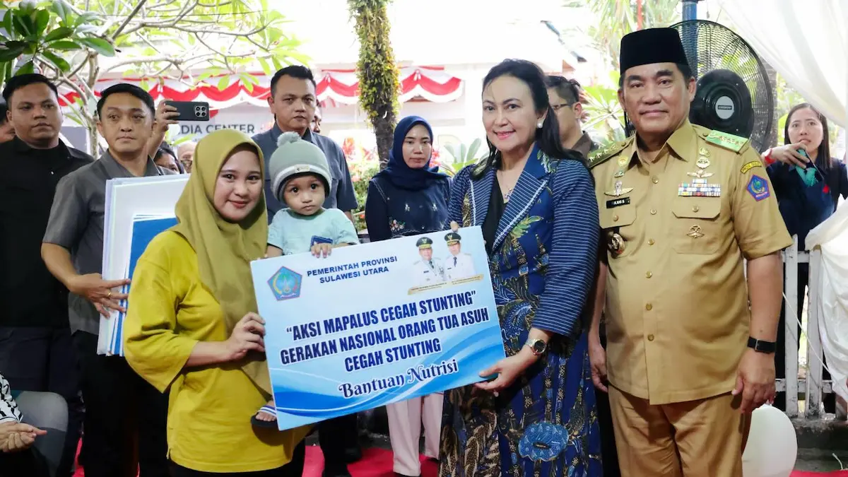 Gubernur Yulius Selvanus menyerahkan bantuan nutrisi cegah stunting di Bolsel