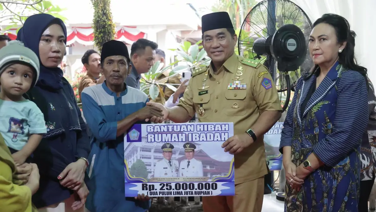 Gubernur Yulius Selvanus menyerahkan bantuan rumah ibadah di Bolsel