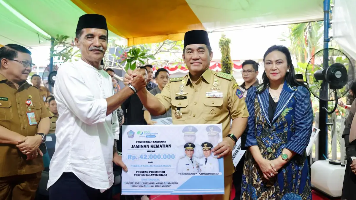 Gubernur Yulius Selvanus menyerahkan santunan jaminan kematian kepada warga Bolsel