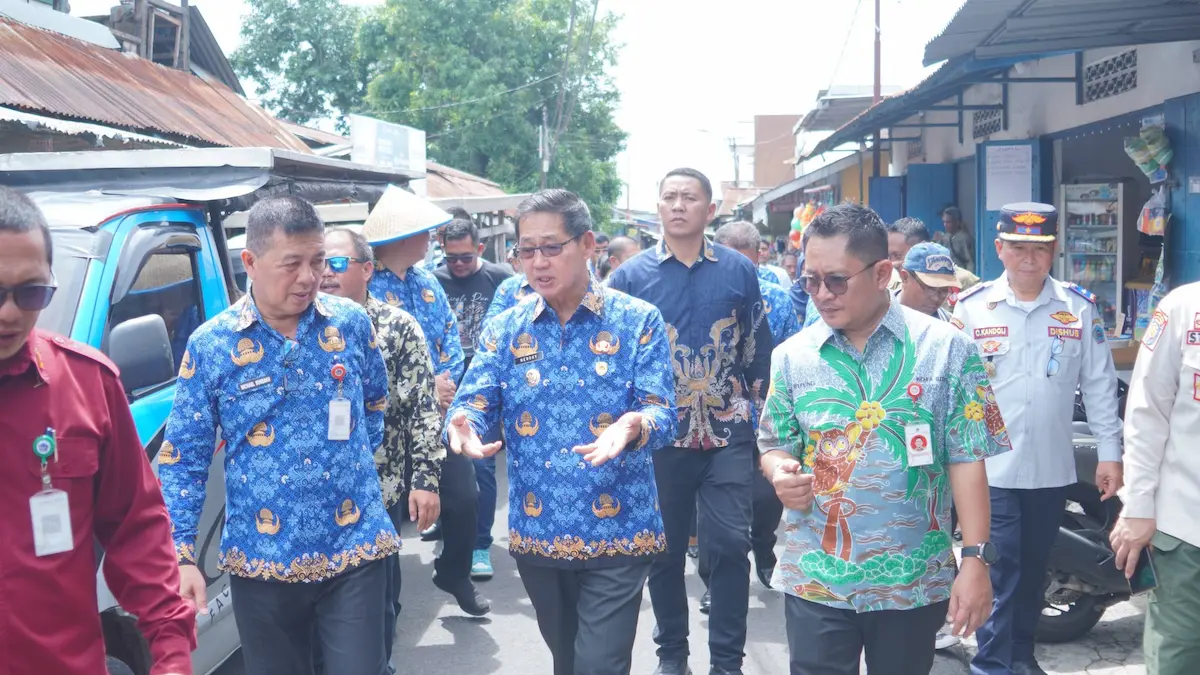 Wali Kota Bitung Hengky Honandar bersama pejabat saat sidak pasar