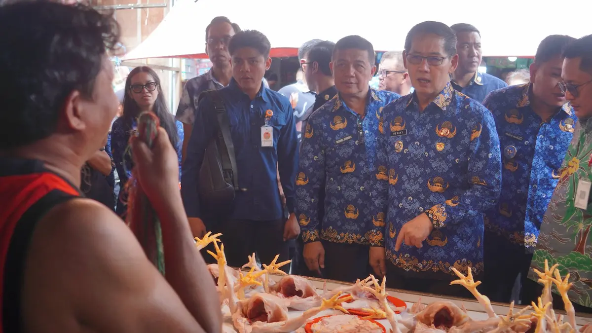 Wali Kota Bitung Hengky Honandar memeriksa harga ayam di pasar