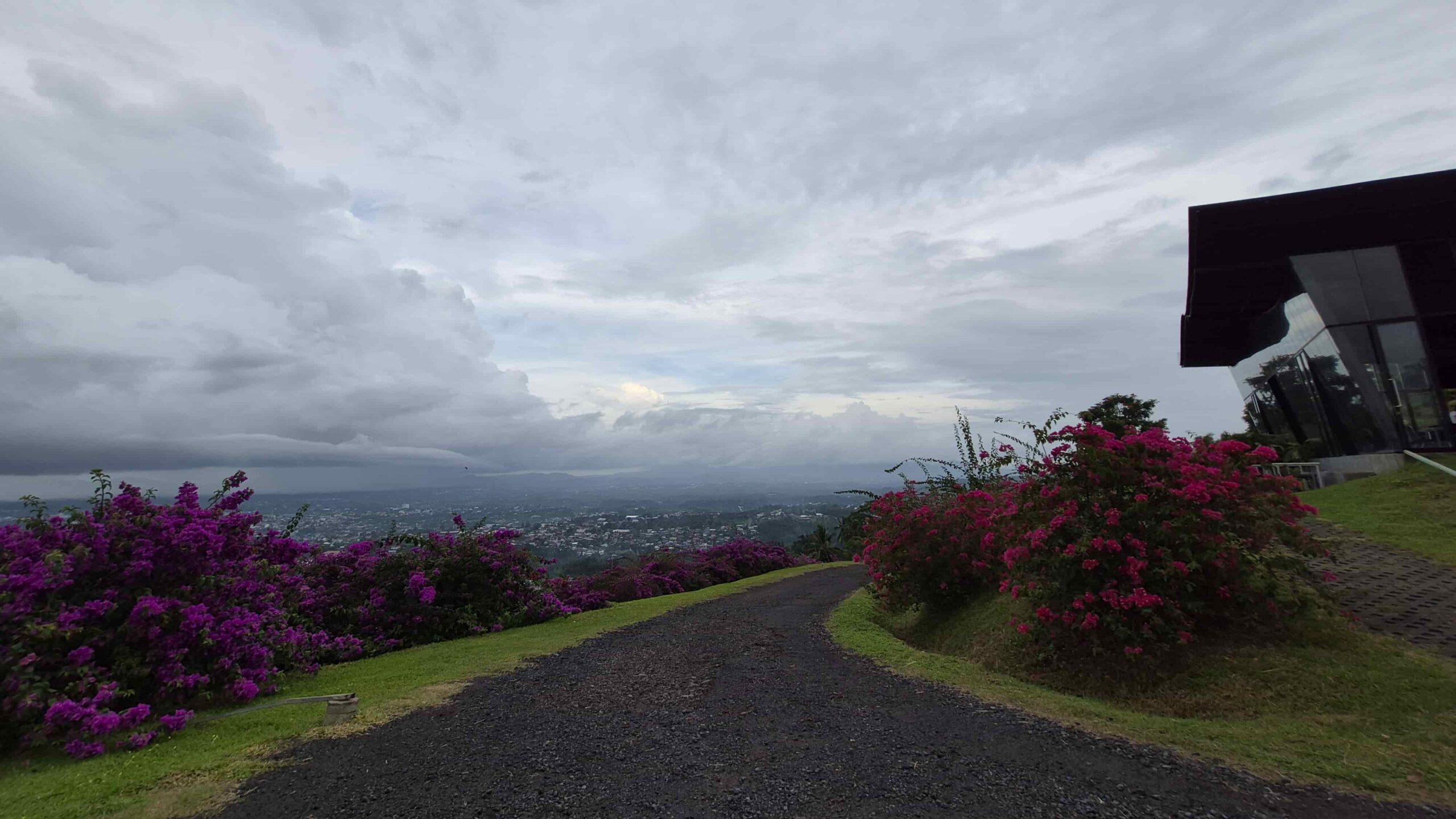 jalan bukit doa warembungan dengan taman bunga warna warni minahasa
