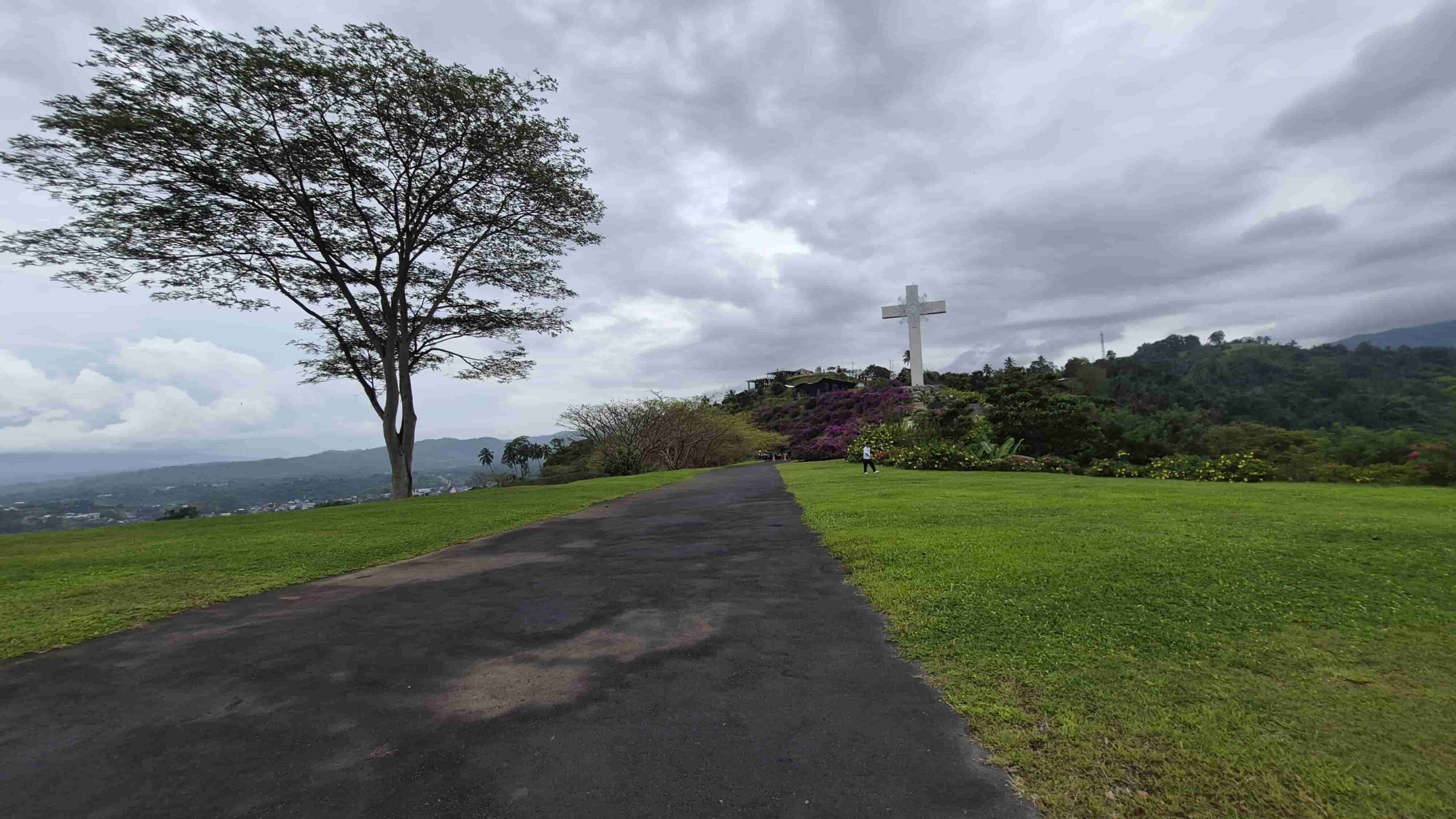 jalan kawasan bukit doa warembungan dengan panorama perbukitan minahasa