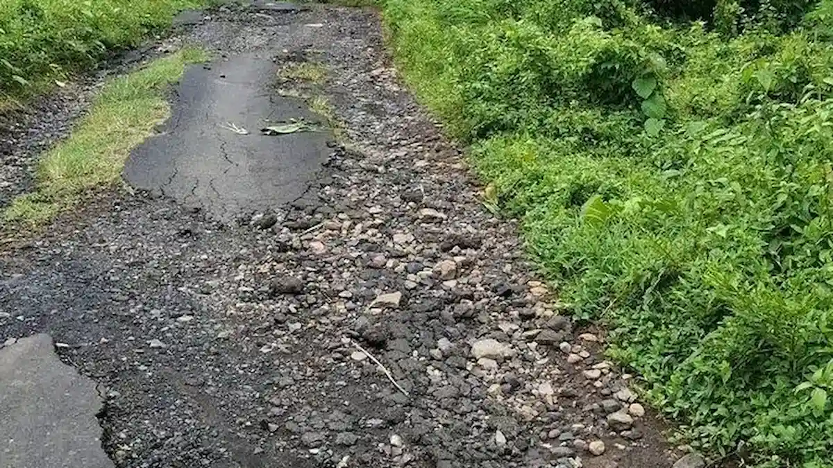 kondisi jalan berbatu rusak di desa sangkilang likupang barat minut