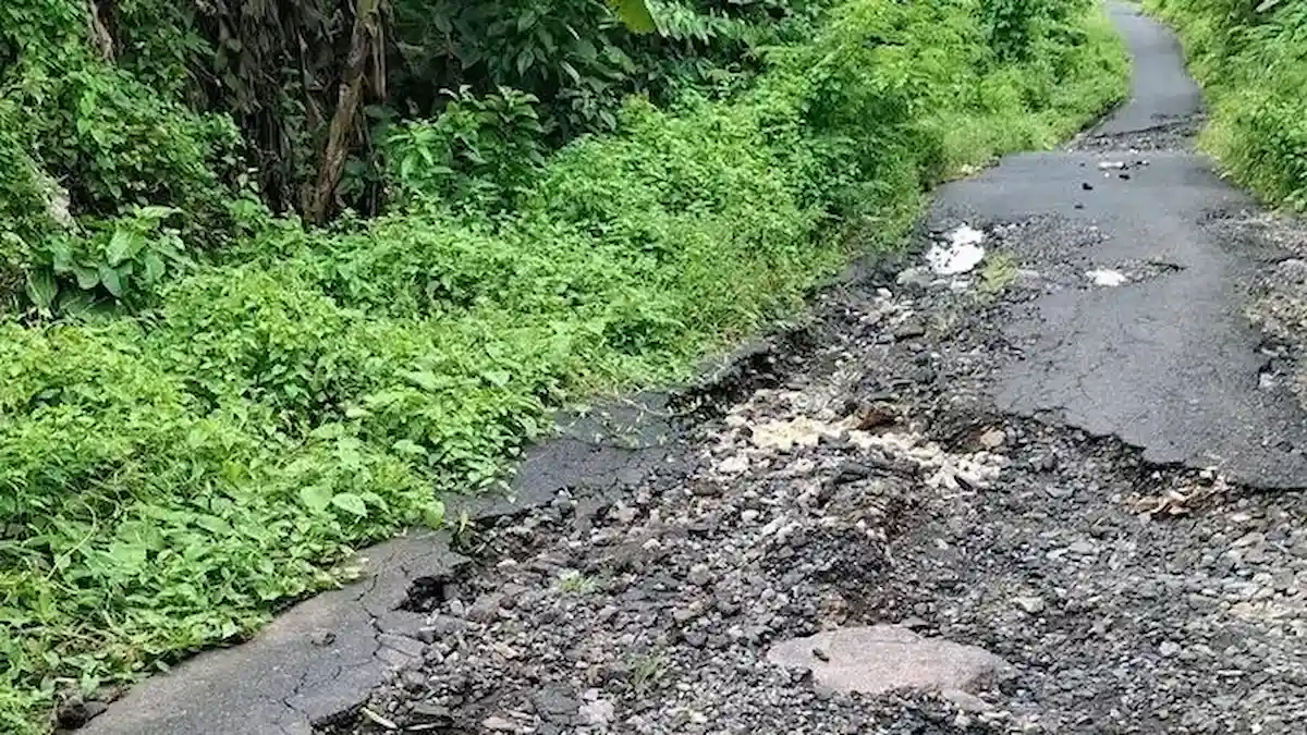 lubang besar di jalan desa sangkilang likupang barat minut