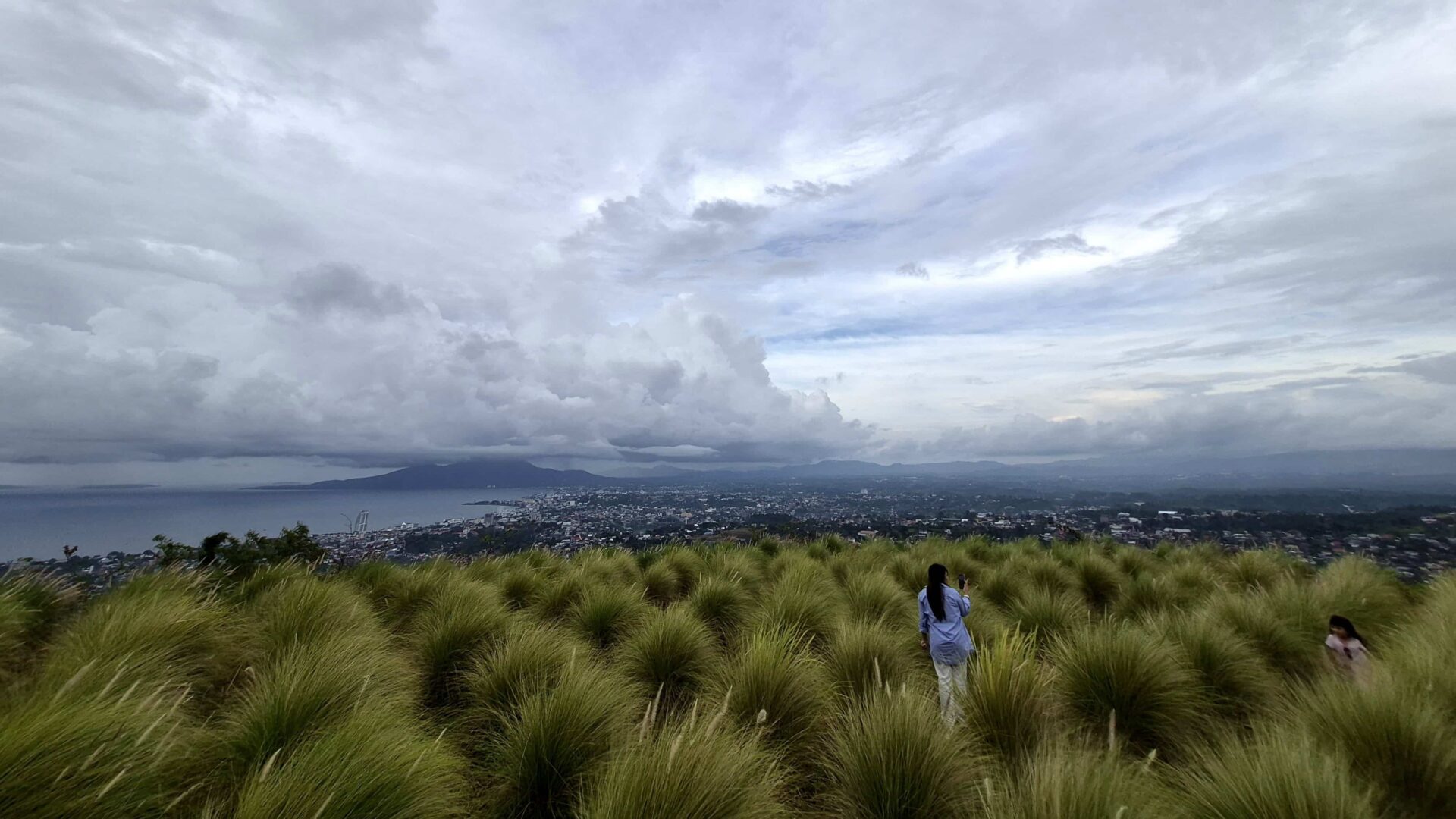 panorama kota manado terlihat dari bukit doa warembungan minahasa