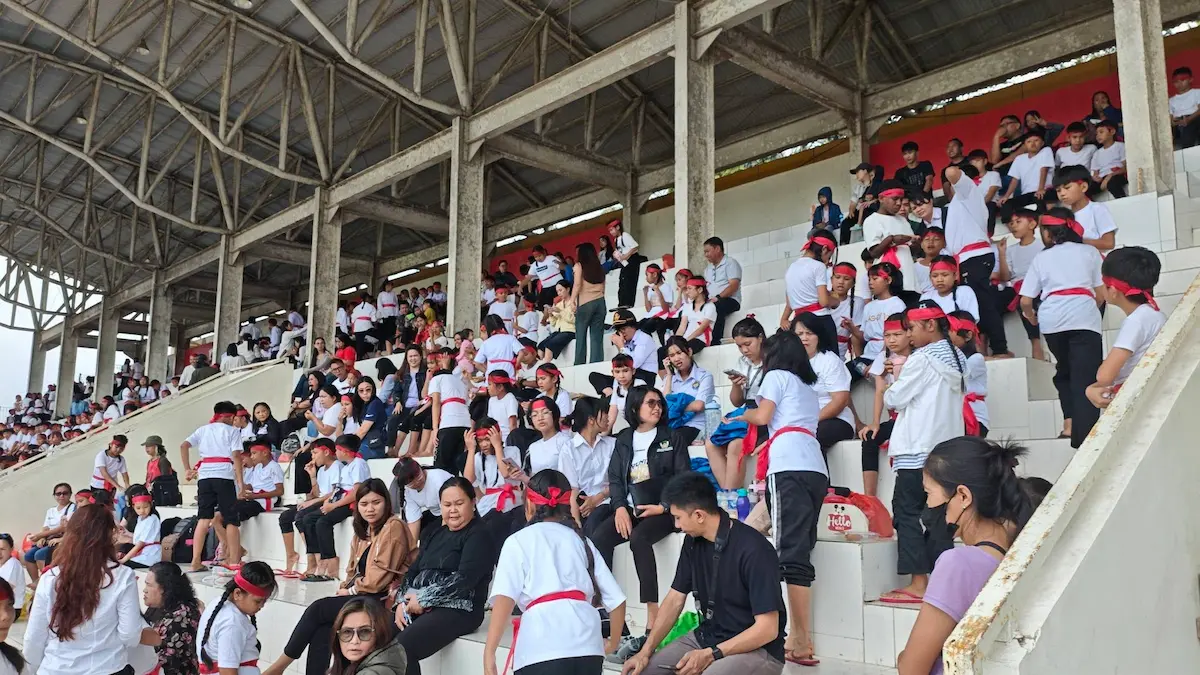 Pelajar peserta Mahzani massal duduk di tribun Stadion Babe Palar Tomohon
