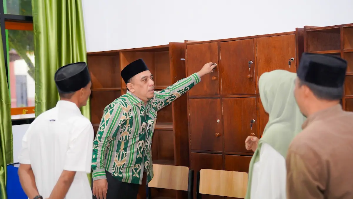 Bupati Yusra Alhabsyi cek fasilitas lemari sekolah SMP Lolak