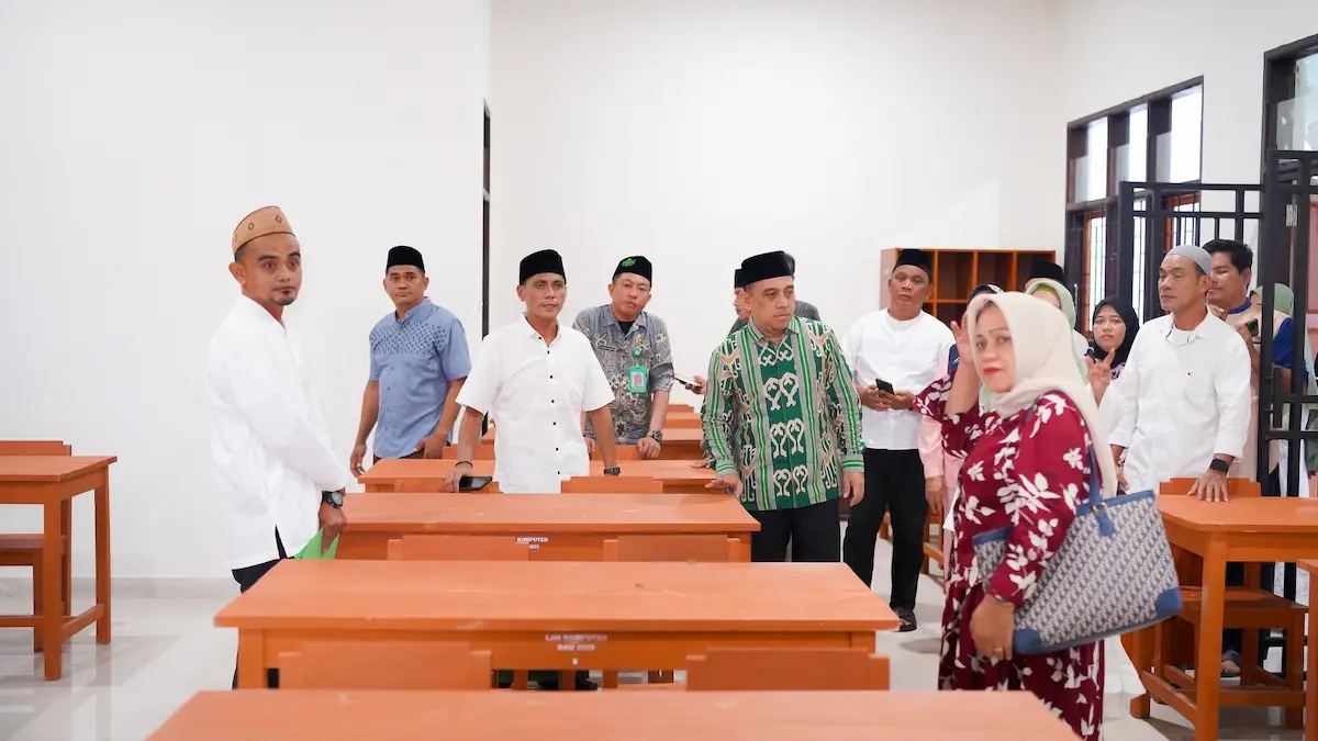 Yusra Alhabsyi tinjau ruang kelas lab komputer Lolak