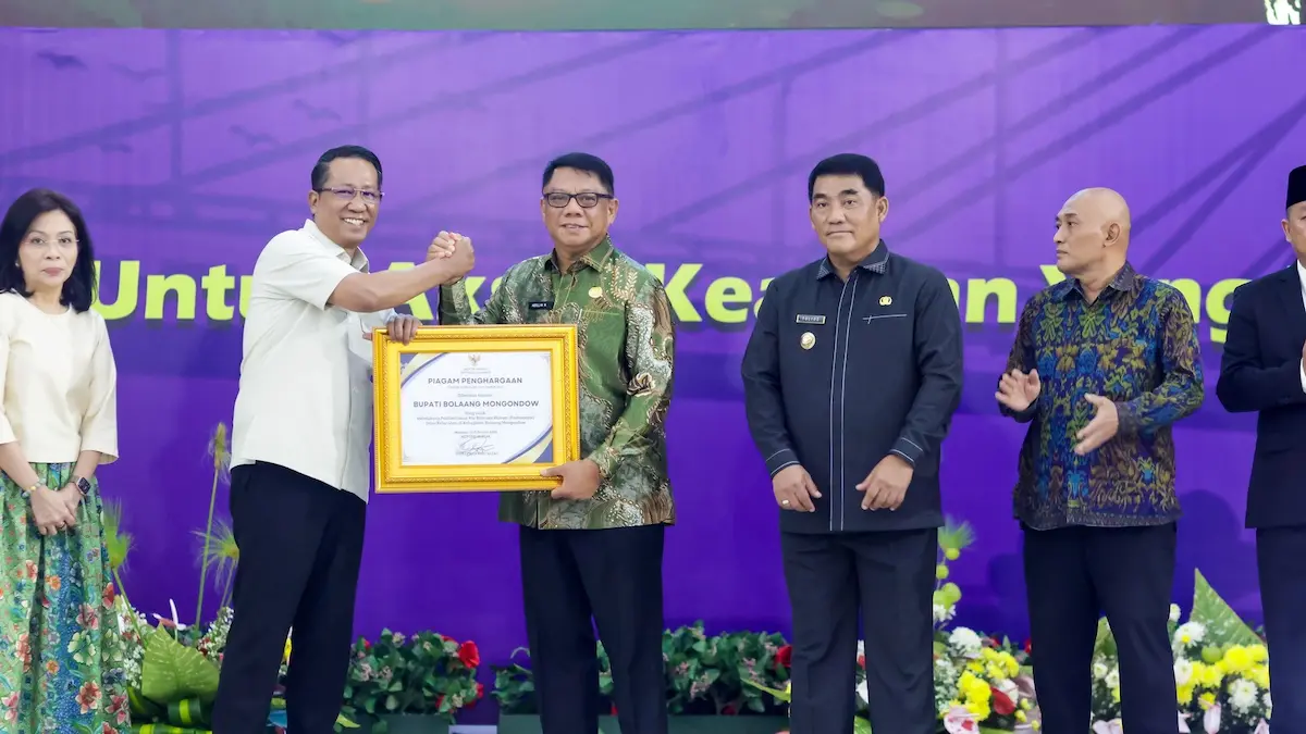 penyerahan penghargaan posbakum desa kepada pemerintah kabupaten bolaang mongondow