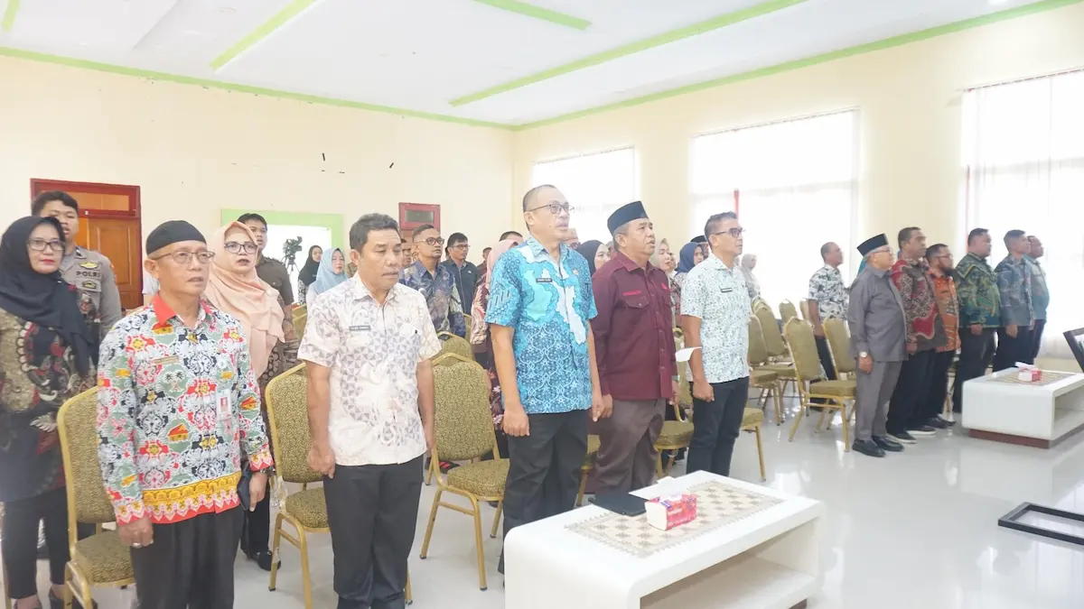 Peserta Musrenbang RKPD Boltara 2027 berdiri saat pembukaan kegiatan di aula Bapelitbangda