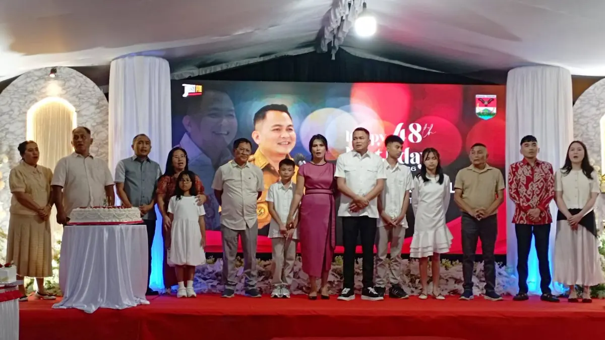 Prestasi Ronald Kandoli Mitra saat potong kue bersama keluarga