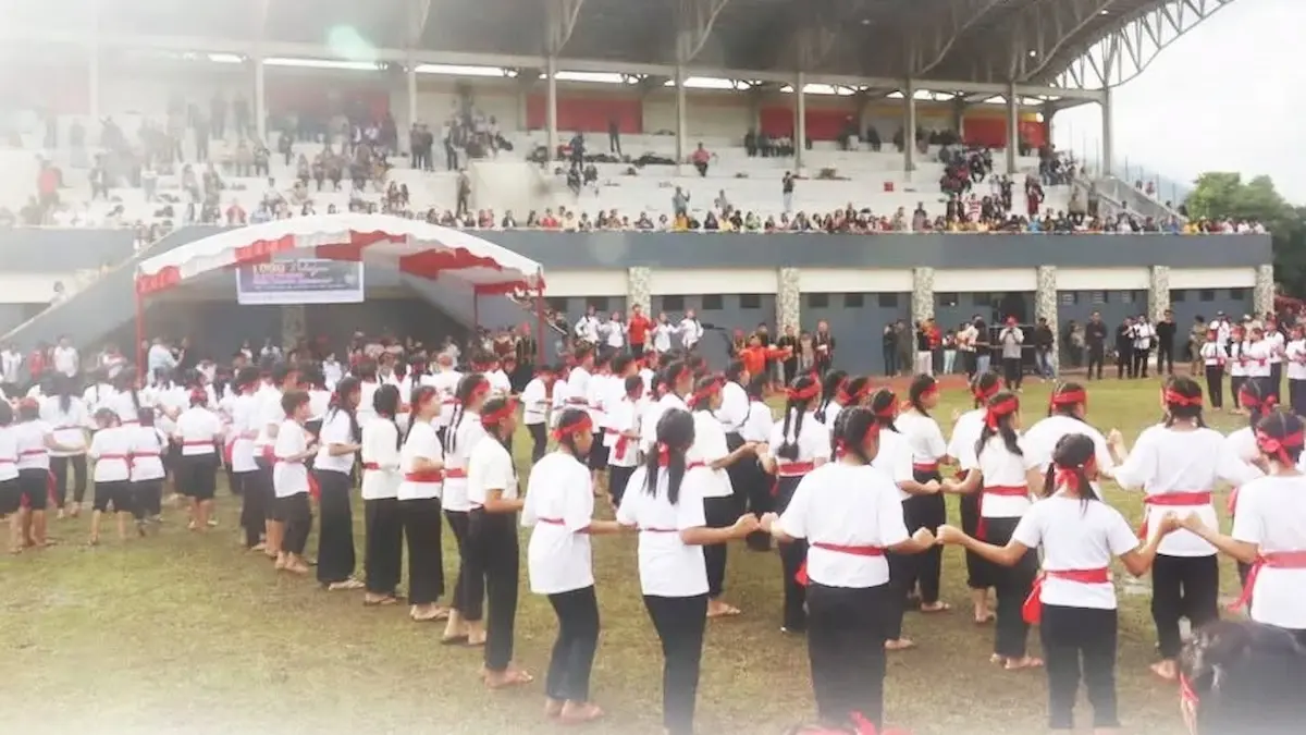 Pelajar tampil dalam pementasan Mahzani massal di Stadion Babe Palar