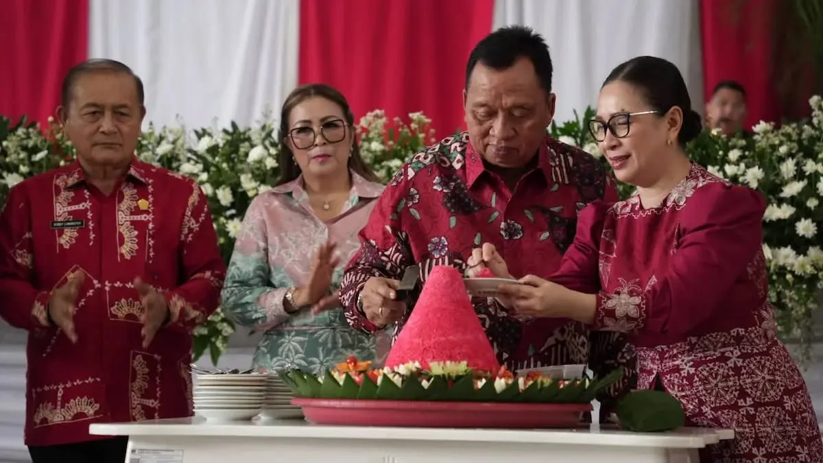 Robby Dondokambey potong tumpeng perayaan satu tahun Minahasa