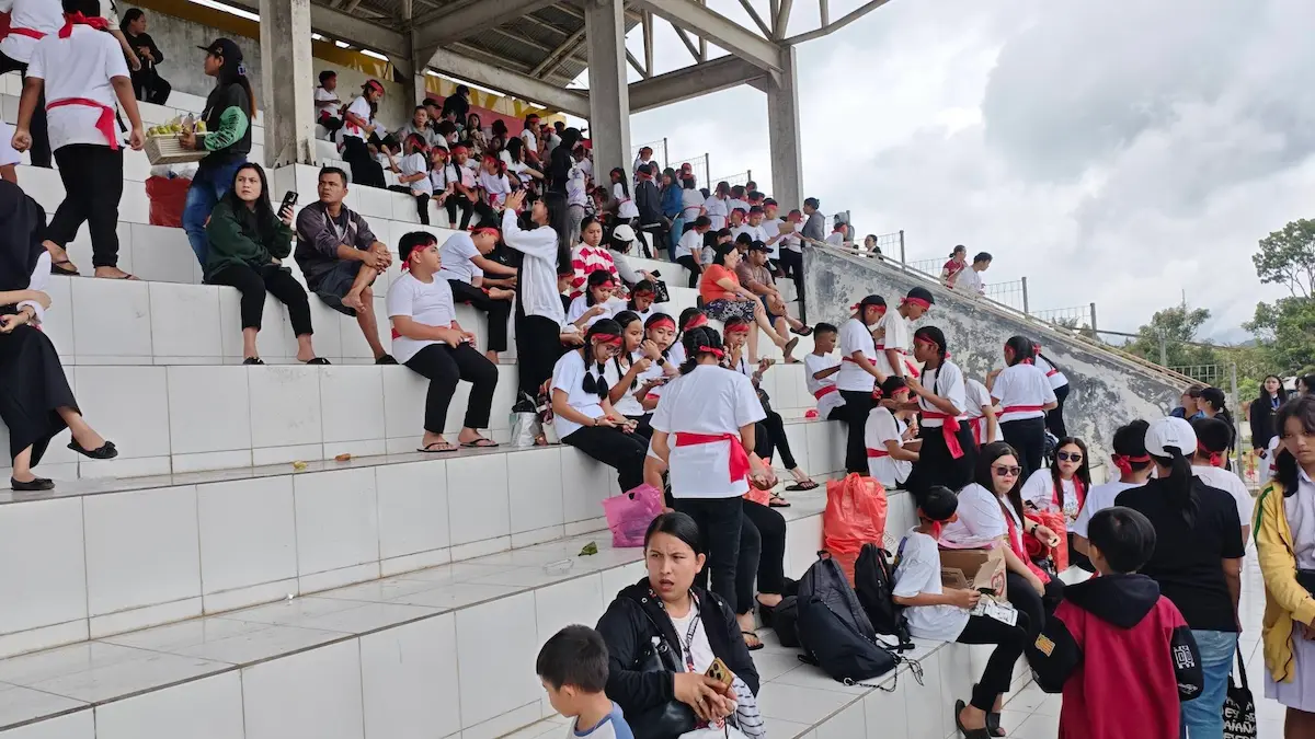 Pelajar dan peserta Mahzani massal berkumpul di tribun Stadion Babe Palar