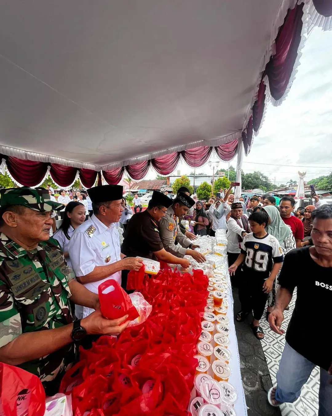 TNI Polri dan Pemda Minahasa Selatan membagikan takjil kepada warga di Amurang