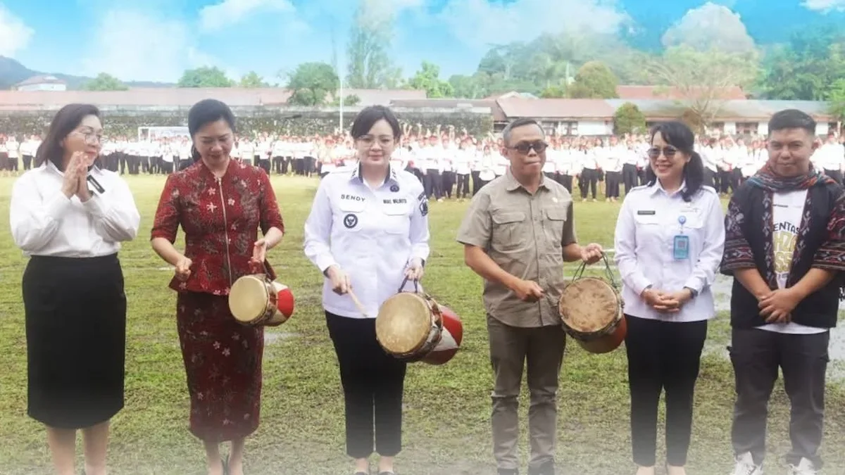 Wakil Wali Kota Tomohon Sendy Rumajar membuka pementasan Mahzani massal