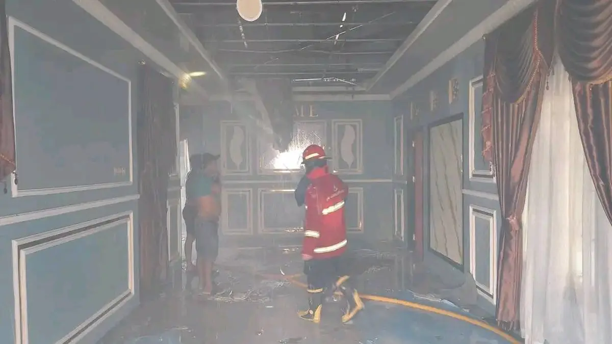 petugas damkar di dalam rumah terbakar singkil manado pasca api