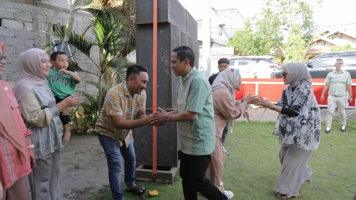 Weny Gaib bersalaman dengan warga saat Binarundak di Motoboi Besar