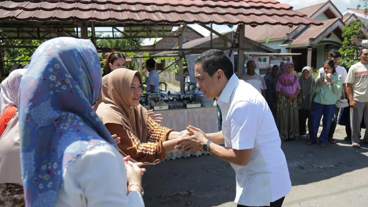 Weny Gaib menyapa warga dalam kegiatan Inolut Day di Poyowa Kecil