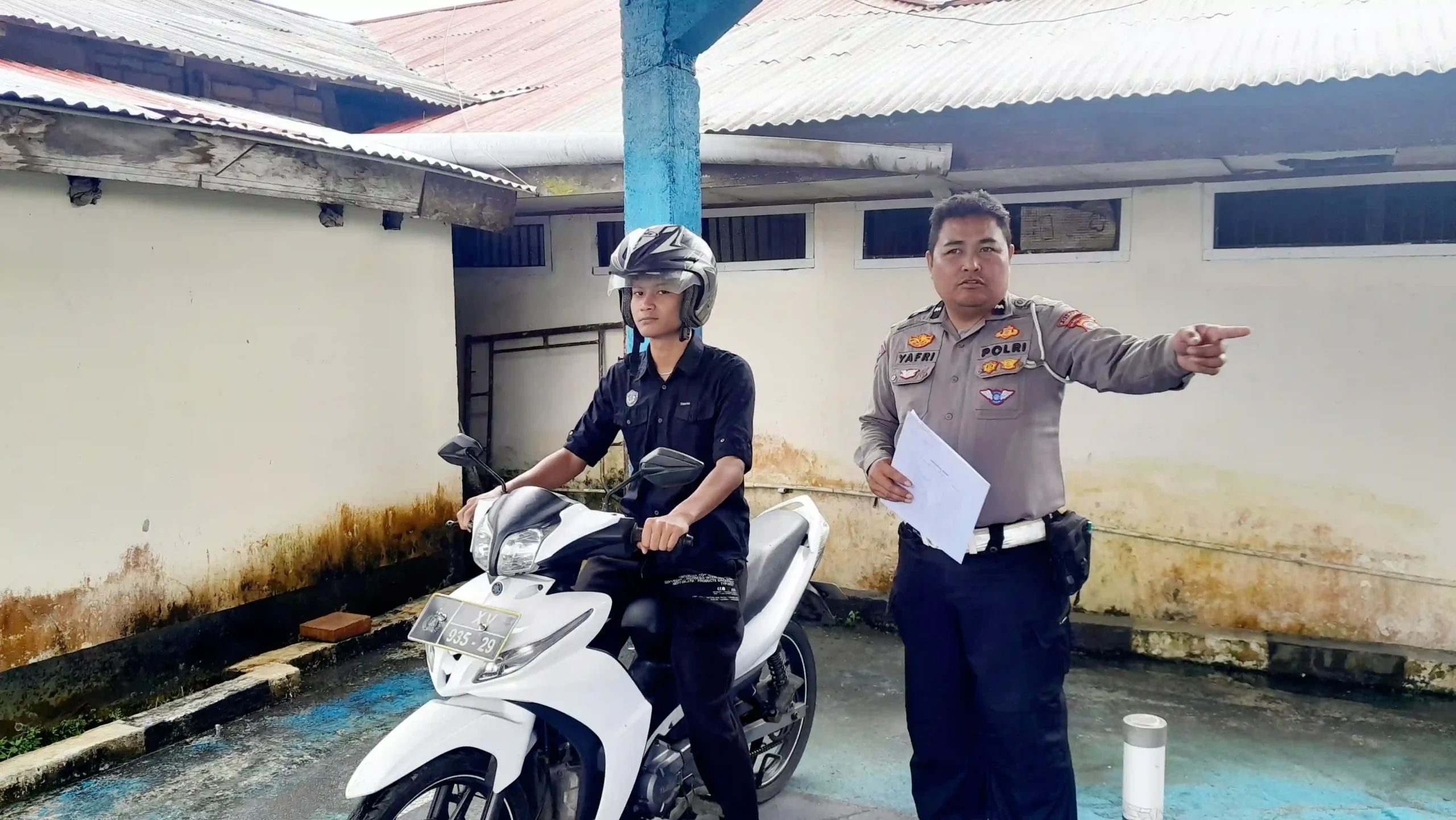 Petugas Satlantas Polres Minahasa mengarahkan peserta ujian praktik SIM C di lapangan