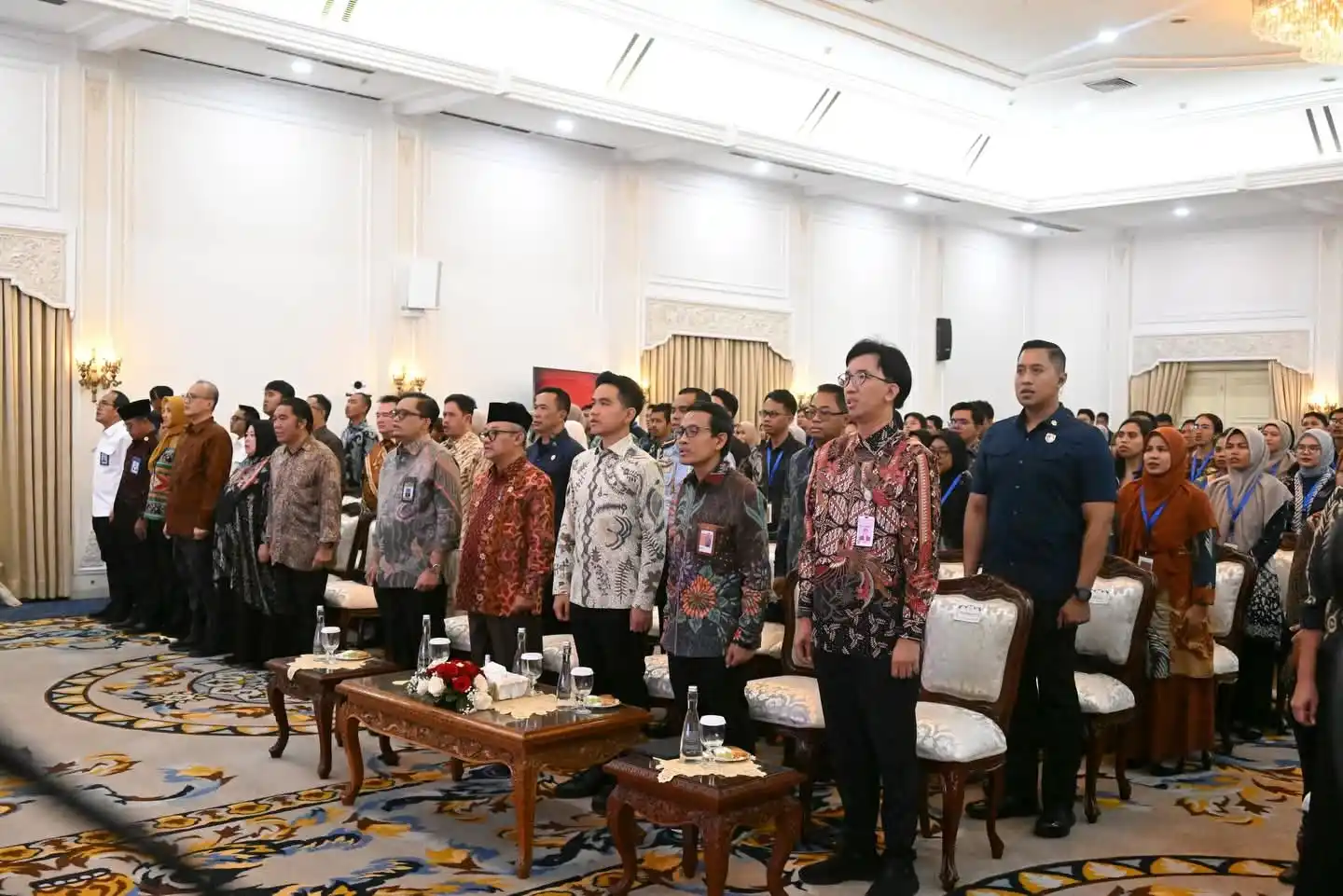 peserta pejuang digital berdiri istana wakil presiden Peserta pejuang digital berdiri di Istana Wakil Presiden Jakarta