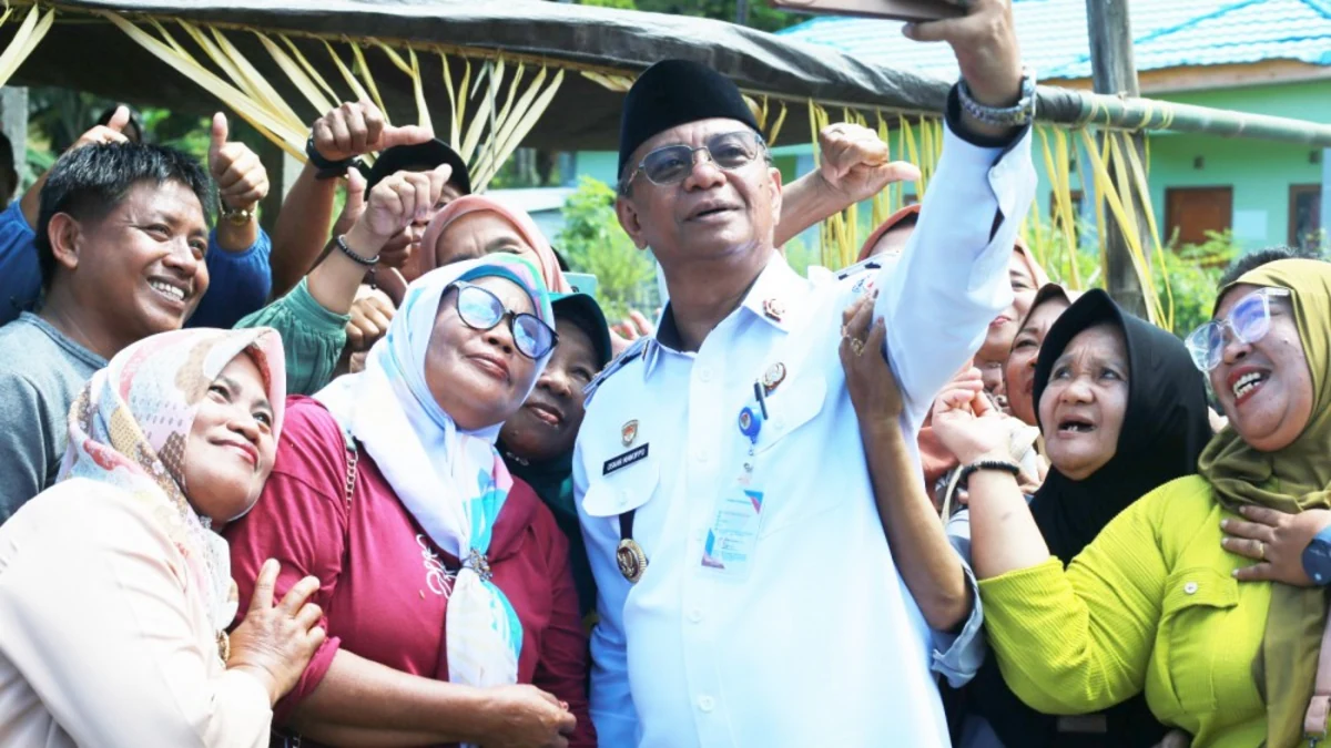 Warga Matabulu antusias menyambut bupati dan wakil bupati boltim