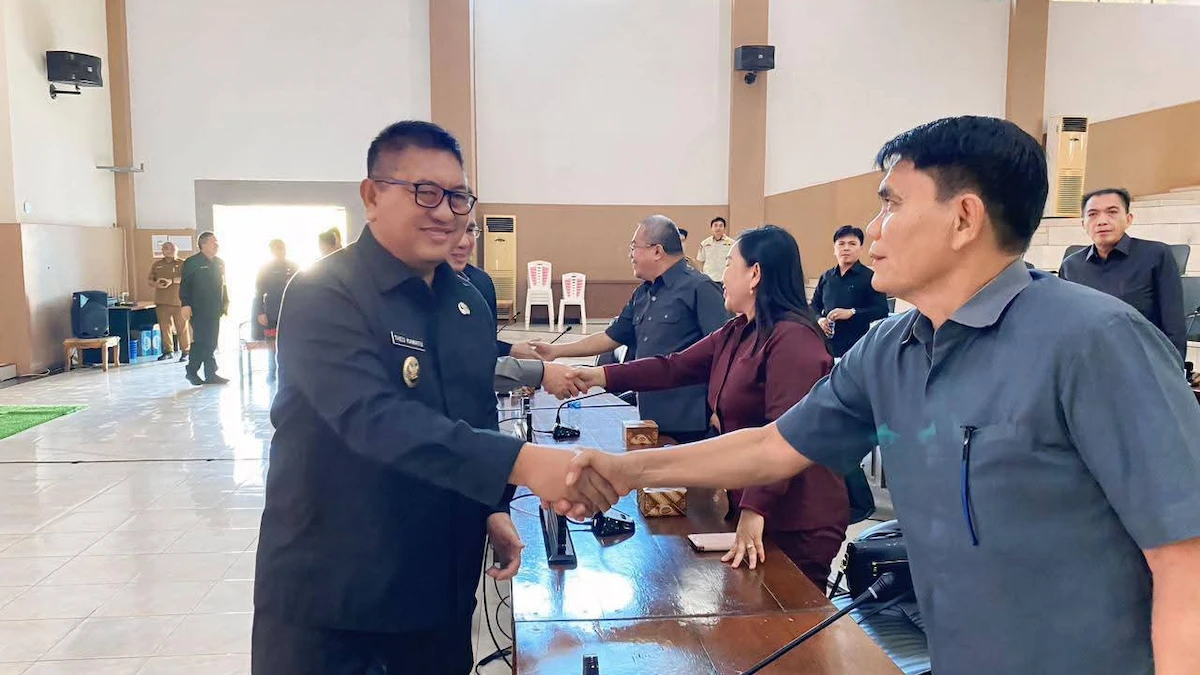 Wabup Kawatu berjabat tangan dengan anggota DPRD usai paripurna