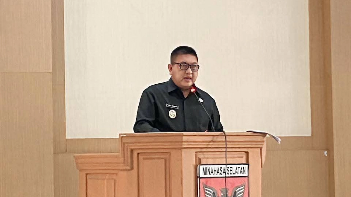 Wabup Kawatu menyampaikan LKPJ di podium DPRD Minahasa Selatan