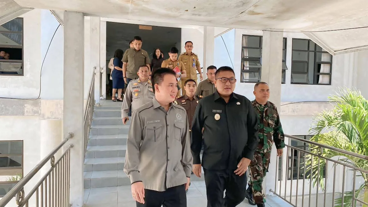 Wabup Kawatu bersama pejabat menuju rapat DPRD Minahasa Selatan